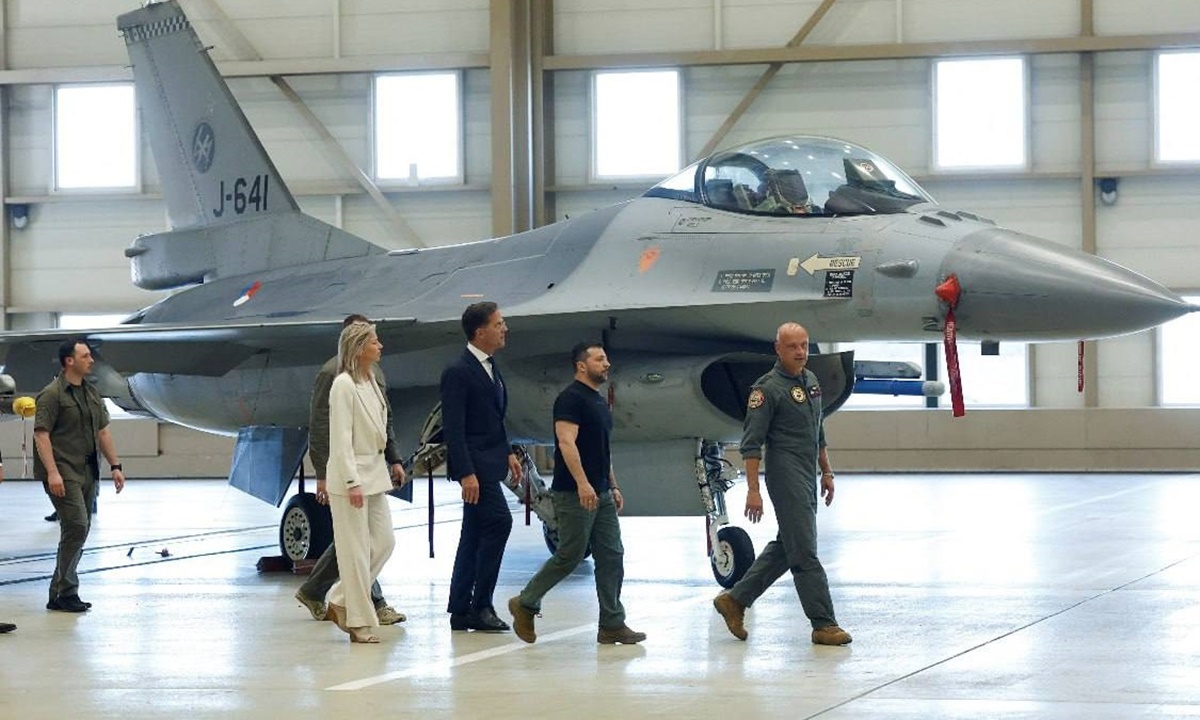 Tổng thống Ukraine Volodymyr Zelensky thăm tiêm kích F-16 khi căn cứ không quân Eindhoven, Hà Lan, ngày 20/8. Ảnh: Reuters
