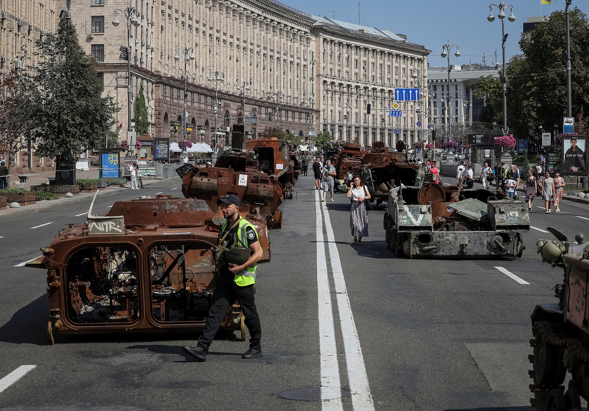 Dân Kiev tham dự cuộc trưng bày xác phương tiện quân sự Nga tại phố Khreshchatyk, Ukraine, ngày 21/8. Ảnh: Reuters