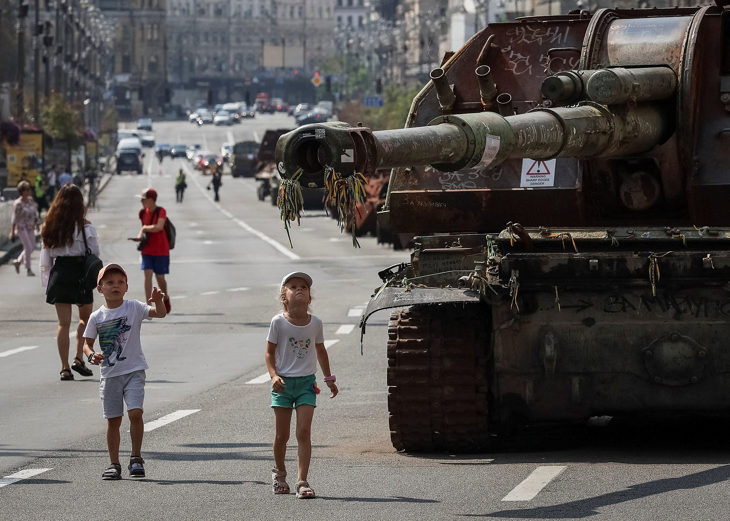 Trẻ em tại cuộc trưng bày xác khí tài quân sự Nga ở trung tâm Kiev, ngày 21/8. Ảnh: AFP