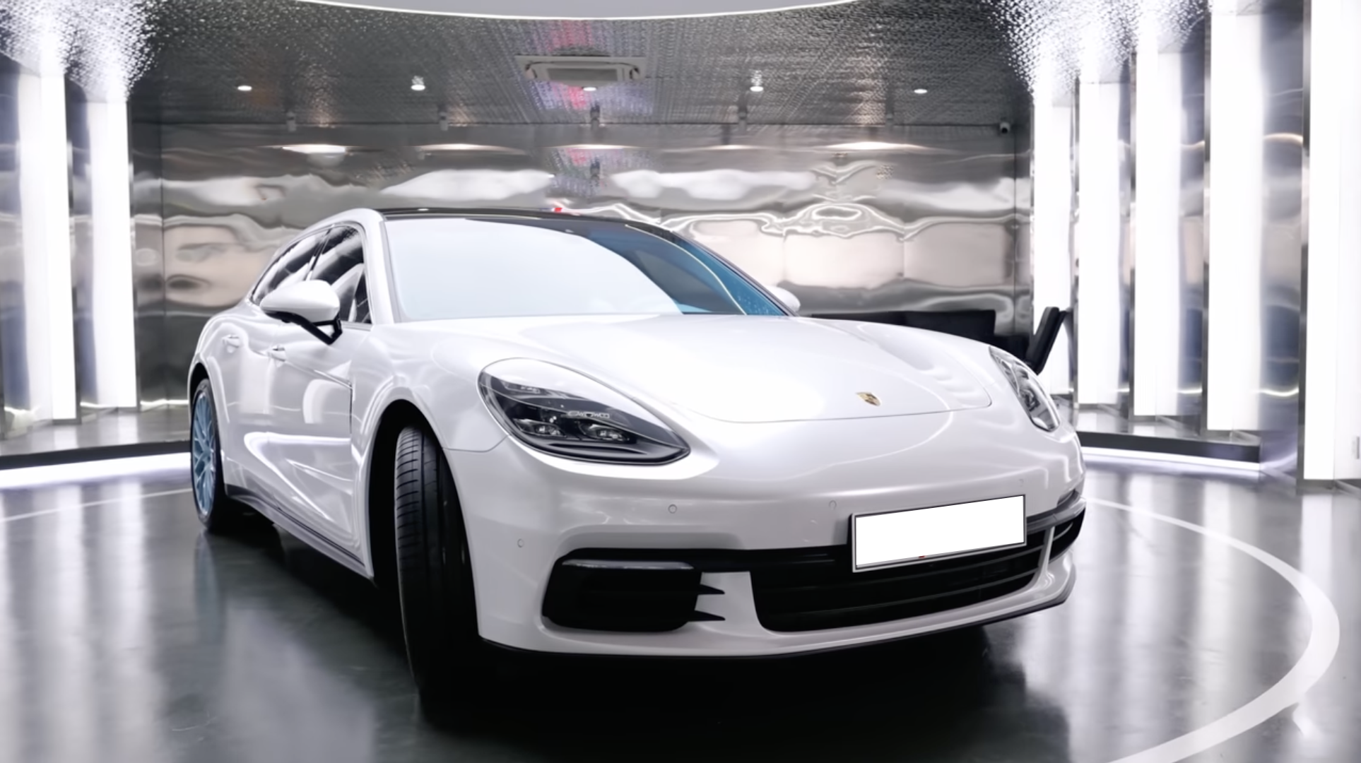 Dân chơi Việt mang Porsche Panamera đi độ theo phong cách Jennie của BlackPink, có chi tiết như Rolls-Royce - Ảnh 1.