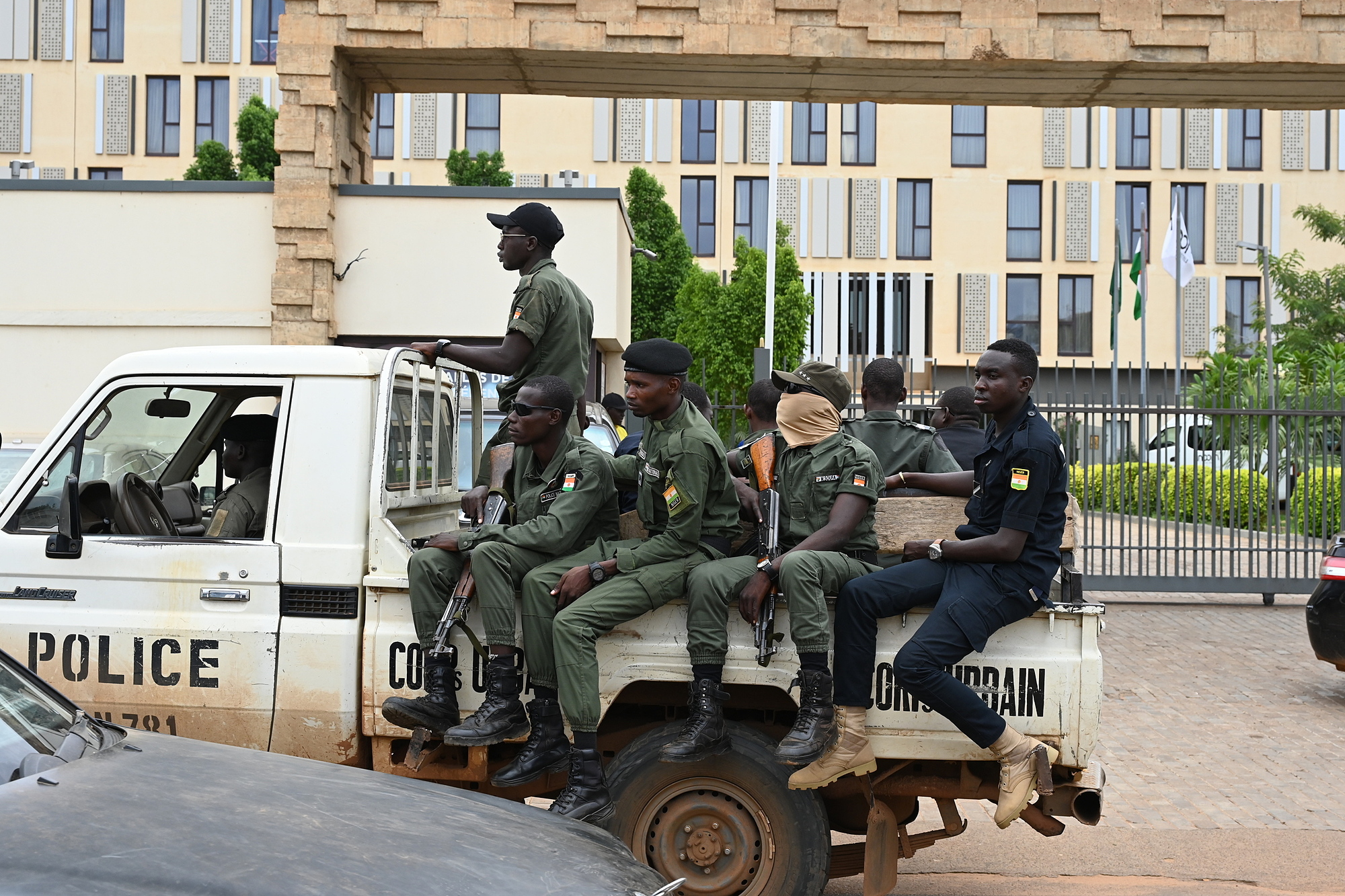 Cảnh sát Niger được vũ trang tuần tra tại thủ đô Niamey ngày 21/8. Ảnh: AFP