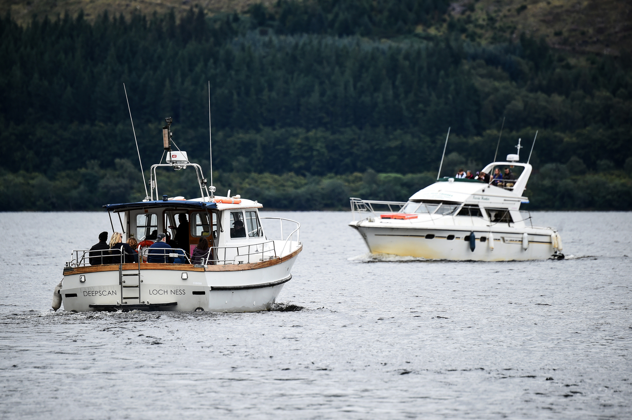 Các tàu trong chiến dịch tìm kiếm quái vật Loch Ness ở Scotland ngày 27/8. Ảnh: AFP