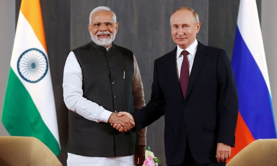Tổng thống Nga Vladimir Putin (phải) và Thủ tướng Ấn Độ Narendra Modi tại Samarkand, Uzbekistan, hồi tháng 9/2022. Ảnh: Reuters