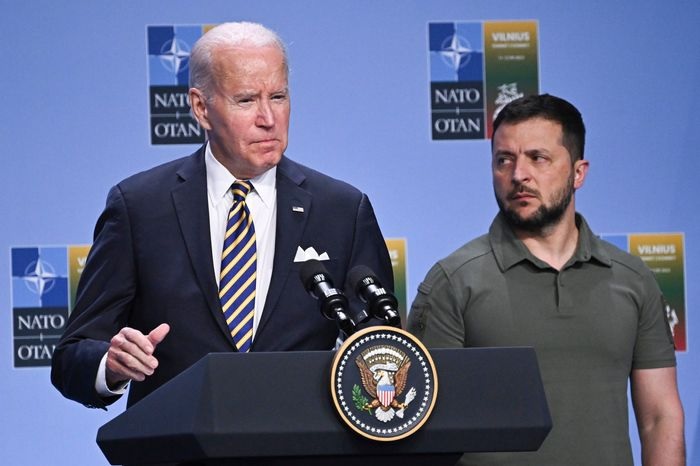 Tổng thống Mỹ Joe Biden (trái) và Tổng thống Ukraine Volodymyr Zelensky tại Vilnius, Litva hồi tháng 7. Ảnh: WSJ