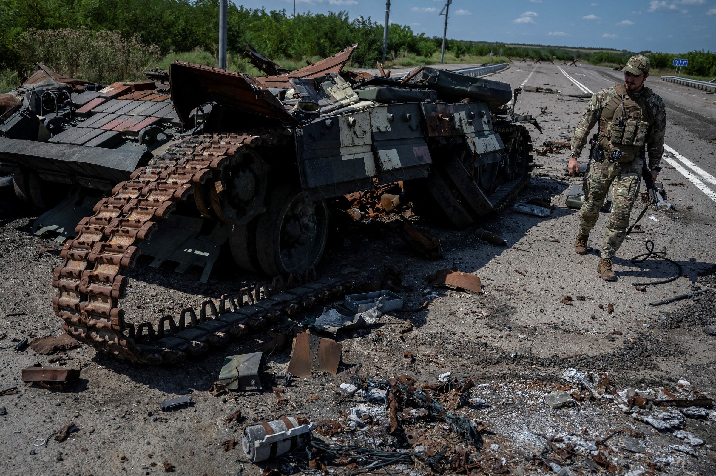 Một chiếc xe tăng Ukraine bị phá hủy trong giao tranh gần làng Robotyne, Zaporizhzhia hôm 25/8. Ảnh: Reuters