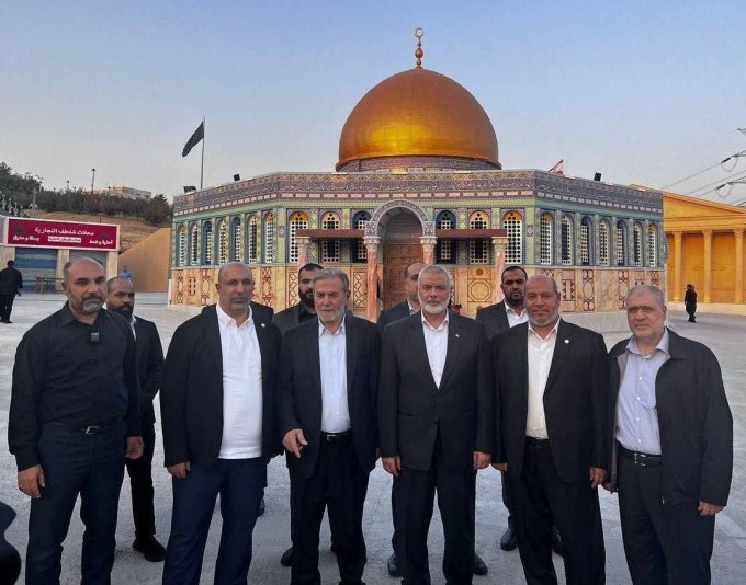 Thủ lĩnh Hamas Haniyah (thứ ba từ phải sang) tham quan công viên chủ đề ở Tehran ngày 30/7. Ảnh: X/FarnazFassihi
