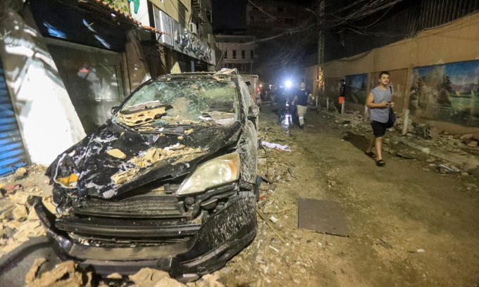 Cảnh đổ nát tại hiện trường vụ không kích ở Beirut hôm 30/7. Ảnh: AFP