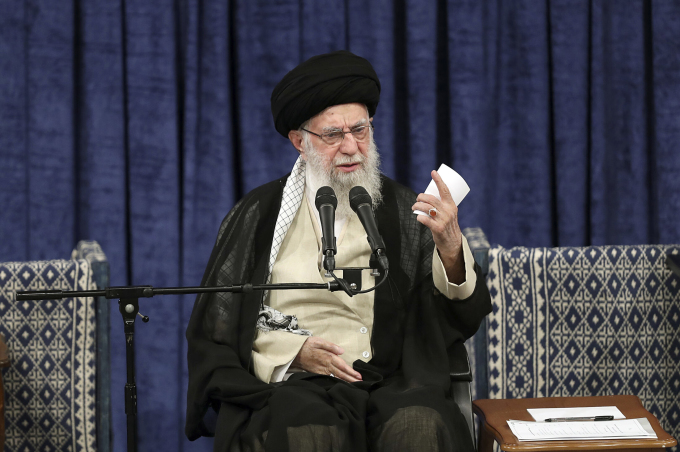 Lãnh tụ tối cao Iran phát biểu sau khi trao con dấu cho Tổng thống đắc cử Masoud Pezeshkian tại Tehran, ngày 28/7. Ảnh: AP