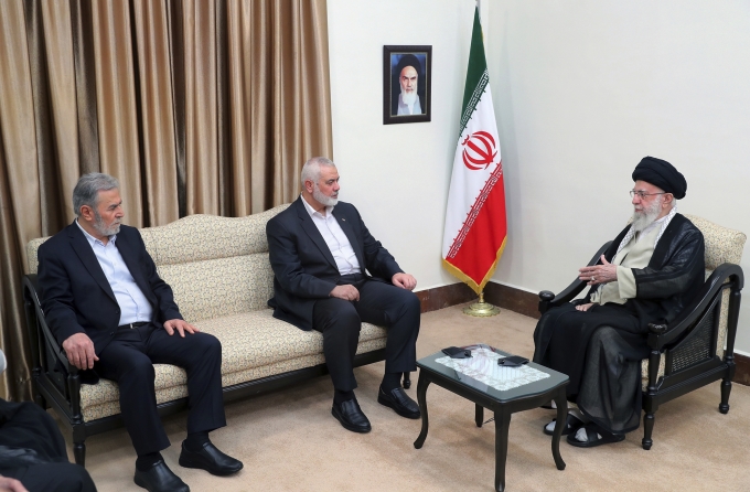 Lãnh tụ tối cao Iran (phải), trò chuyện cùng thủ lĩnh chính trị Hamas Ismail Haniyeh (giữa) và thủ lĩnh nhóm Hồi giáo Jihad Ziad Nakhaleh ở Tehran ngày 30/7. Ảnh: AP