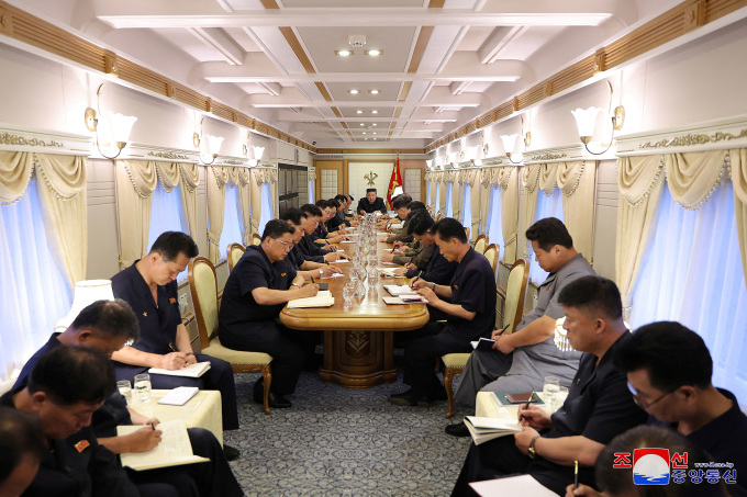 Chủ tịch Kim Jong-un chủ trì cuộc họp khẩn của đảng Lao động Triều Tiên trên tàu hỏa bọc thép ở Sinuiju, ngày 30/7. Ảnh: KCNA