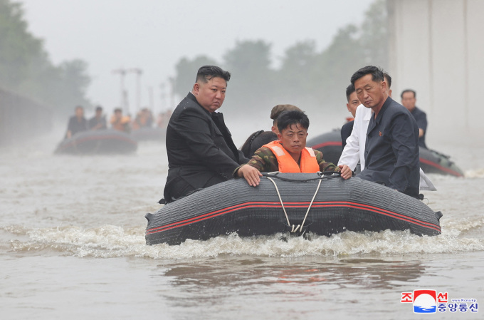 Ông Kim ngồi trên xuồng cứu sinh thị sát vùng ngập lụt ở tây bắc Triều Tiên. Ảnh: KCNA