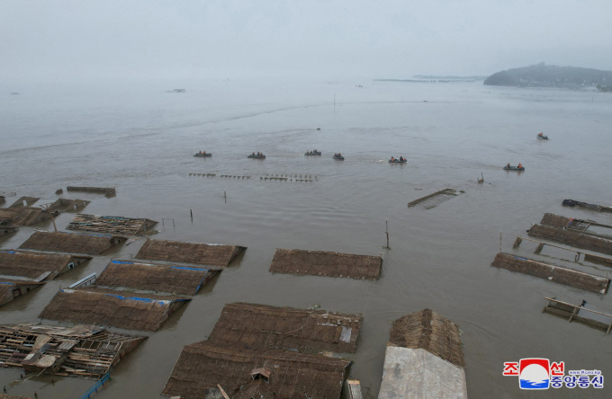 Nhà cửa ở vùng tây bắc Triều Tiên chìm trong biển lũ, ngày 31/7. Ảnh: KCNA