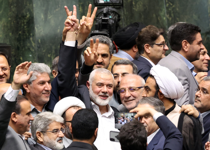 Thủ lĩnh Hamas Ismail Haniyeh (giữa) trong lễ nhậm chức của Tổng thống Iran tại Tehran hôm 30/7. Ảnh: AFP