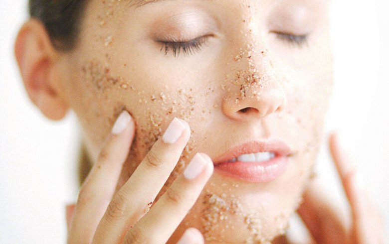 Dùng đường chà xát trên mặt thường xuyên có thể gây tổn thương da, không nên lạm dụng.