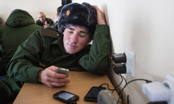Quân nhân Nga sử dụng điện thoại. Ảnh: TASS
