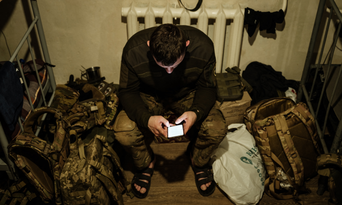 Quân nhân Ukraine dùng điện thoại tại căn cứ ở Donetsk tháng 3/2023. Ảnh: AFP