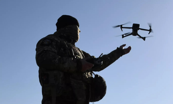 Lính Nga học cách sử dụng drone FPV tại vùng Primorsky hồi tháng 1. Ảnh: RIA Novosti