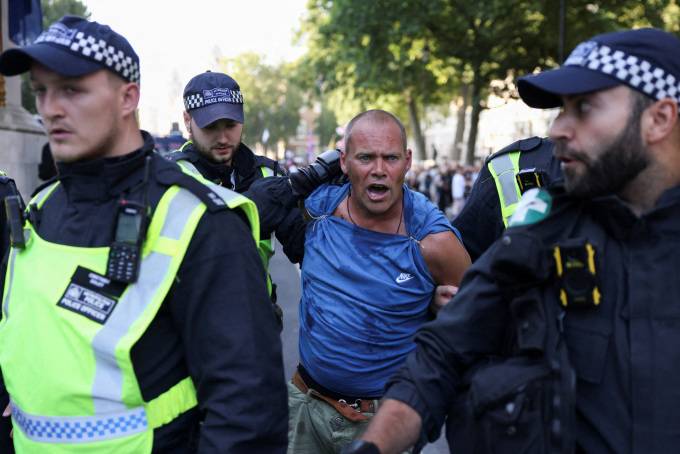Người biểu tình quá khích tại London bị bắt vào ngày 31/7. Ảnh: Reuters