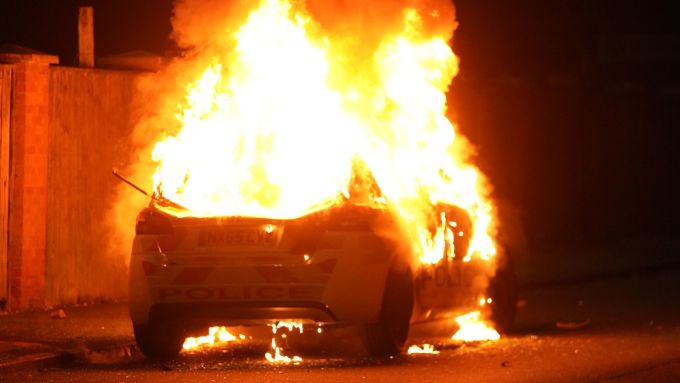 Xe cảnh sát tại Hartlepool bị phóng hỏa vào đêm 31/7. Ảnh: PA