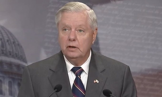 Thượng nghị sĩ Lindsey Graham họp báo tại Washington ngày 31/7. Ảnh chụp màn hình