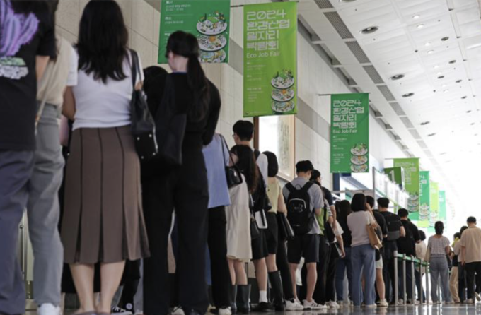 Người trẻ Hàn Quốc xếp hàng tìm việc trong hội chợ việc làm ở Seoul, ngày 3/7. Ảnh: Yonhap