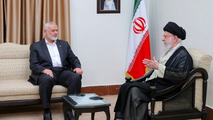 Ismail Haniyeh gặp lãnh tụ tối cao Iran Ayatollah Ali Khamenei hôm 30/7. Ảnh: AFP