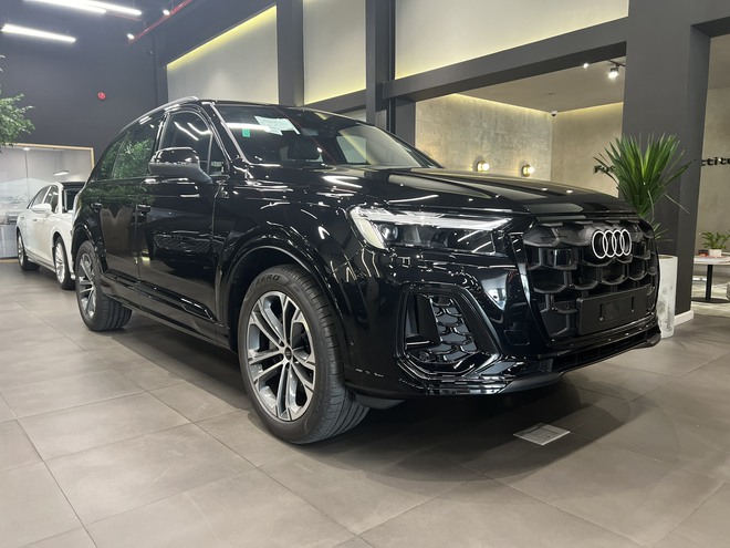 Audi Q7 2024 về đại lý: Thêm tính năng an toàn, giá từ 3,4 tỷ đồng, rẻ cả trăm triệu so với X5 và GLE- Ảnh 6.