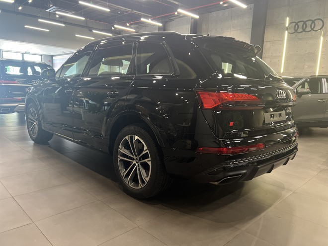 Audi Q7 2024 về đại lý: Thêm tính năng an toàn, giá từ 3,4 tỷ đồng, rẻ cả trăm triệu so với X5 và GLE- Ảnh 9.