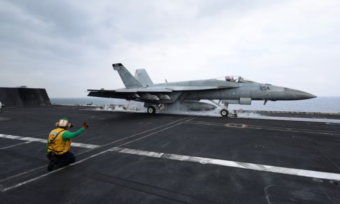 Tiêm kích F/A-18E Super Hornet chuẩn bị phóng khỏi tàu sân bay USS Dwight D. Eisenhower ở phía nam Biển Đỏ, Trung Đông, hồi tháng hai. Ảnh: Reuters