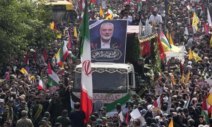 Xe chở linh cữu của thủ lĩnh Hamas  Ismail Haniyeh trên đường phố Tehran, Iran ngày 1/8. Ảnh: AP