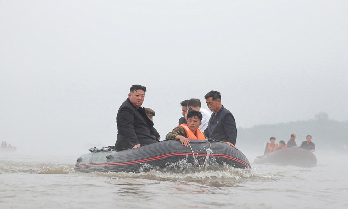 Lãnh đạo Triều Tiên Kim Jong-un thị sát vùng ngập lụt ở tỉnh Bắc Pyongan trong hình ảnh được công bố ngày 31/7. Ảnh: Reuters