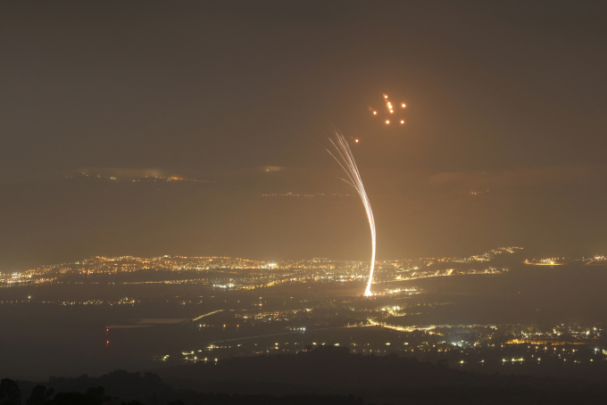 Hệ thống Vòm Sắt của Israel ở vùng Thượng Galilee đánh chặn rocket phóng từ miền nam Lebanon ngày 15/7. Ảnh: AFP