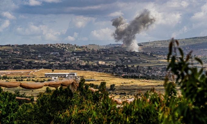 Khói bốc lên ở miền nam Lebanon sau một cuộc không kích của Israel nhằm vào lực lượng Hezbollah hồi tháng 5. Ảnh: Reuters