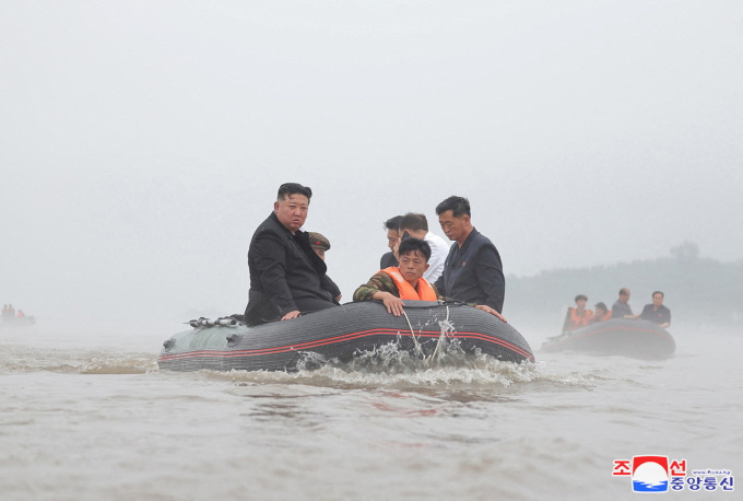 Lãnh đạo Triều Tiên Kim Jong-un thị sát vùng ngập lụt ở tỉnh Bắc Pyongan trong hình ảnh được công bố ngày 31/7. Ảnh: Reuters