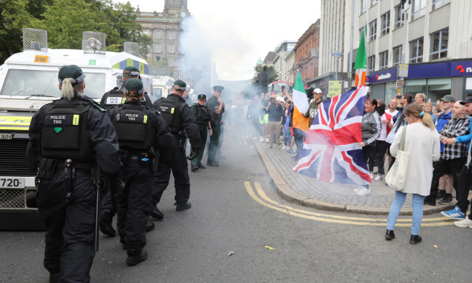 Cảnh sát và người biểu tình trên đường phố Belfast hôm 3/8. Ảnh: AFP