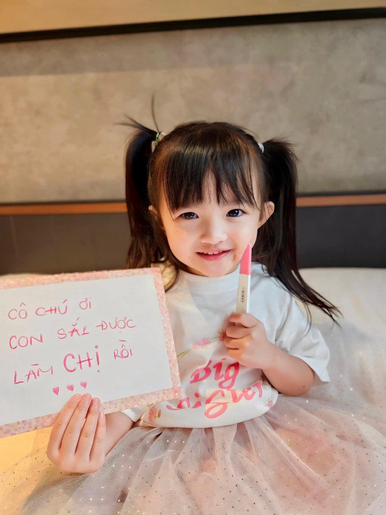 Con gái đầu lòng của Đông Nhi trông ngóng em chào đời.