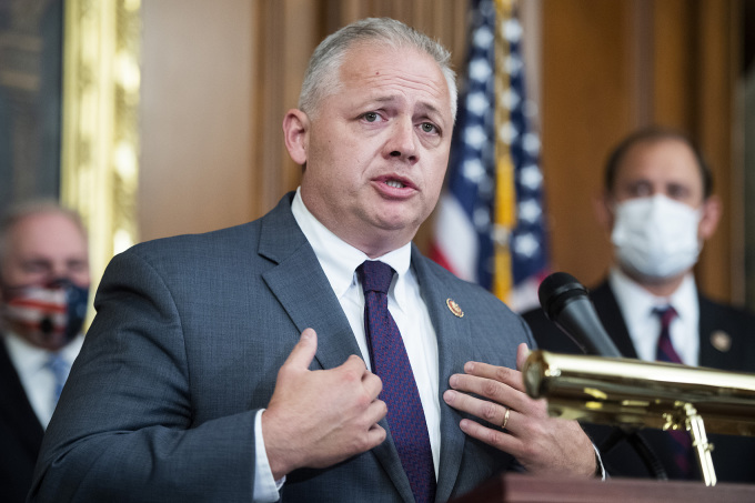 Ông Denver Riggleman trong một cuộc họp báo năm 2020. Ảnh: Reuters