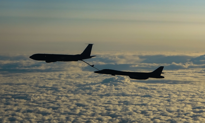 Oanh tạc cơ B-1B Lancer được máy bay KC-135 Stratotanker tiếp liệu trên không hôm 1/8. Ảnh: Không quân Mỹ