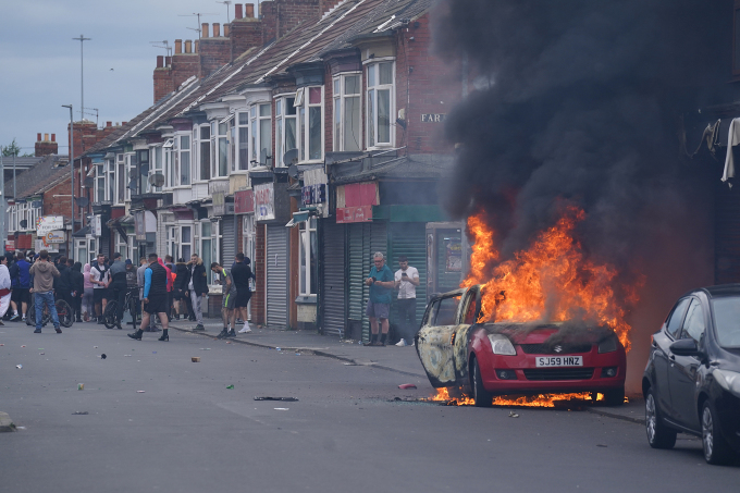 Ôtô bốc cháy trên đường phố Southport, Anh, giữa sóng biểu tình ngày 4/8. Ảnh: Reuters