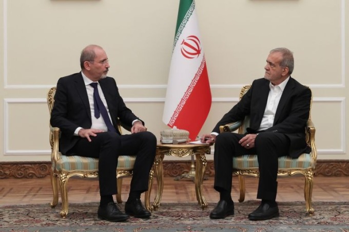 Iranian President Masoud Pezeshkian, right, receives Ayman Safadi, the Jordanian foreign minister, who was carrying a message from the king of Jordan, on August 4, 2024 [Handout via the Iranian presidents website/Al Jazeera]