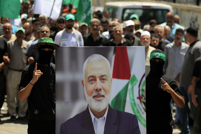 Thành viên Hamas cầm ảnh thủ lĩnh chính trị Ismail Haniyeh trong cuộc biểu tình phản đối vụ ám sát ở Tyre, Lebanon ngày 31/7. Ảnh: AP