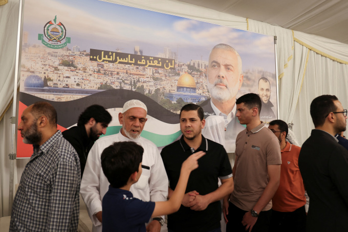 Người dân tham gia lễ tưởng niệm thủ lĩnh Hamas Ismail Haniyeh ở Doha, Qatar ngày 2/8. Ảnh: Reuters