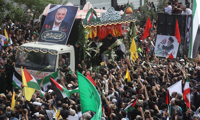 Xe chở linh cữu thủ lĩnh Hamas Ismail Haniyeh tại Tehran, Iran ngày 1/8. Ảnh: Reuters