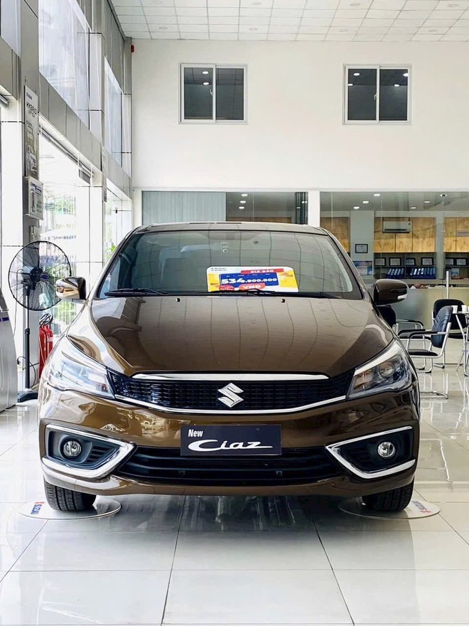 Suzuki Ciaz giảm gần 100 triệu tại đại lý, giá thực tế rẻ ngang Hyundai i10, năm sản xuất có thể khiến nhiều người cân nhắc lại- Ảnh 2.