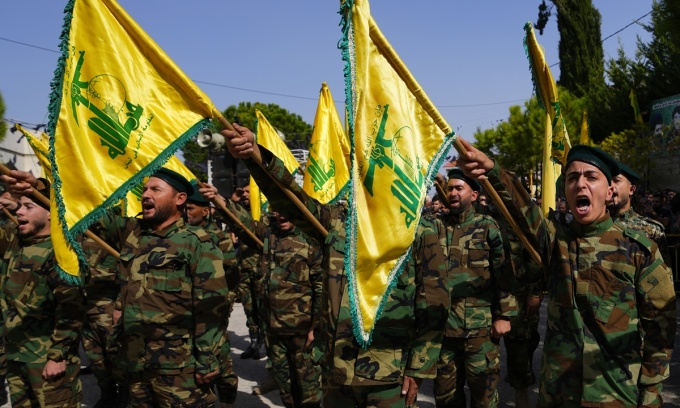 Các tay súng Hezbollah tham dự lễ tang một chỉ huy cấp cao của nhóm ở làng Majadel, phía nam Lebanon, tháng 10/2023. Ảnh: AP