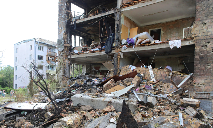 Tòa nhà đổ nát sau cuộc không kích bằng tên lửa của Nga vào Kiev, Ukraine, hôm 6/7. Ảnh: AFP