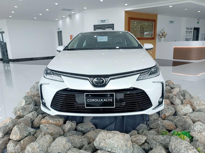 Toyota Corolla Altis giảm tới 80 triệu tại đại lý: Sản xuất 2023, bản giữa thấp hơn Civic tiêu chuẩn- Ảnh 3.