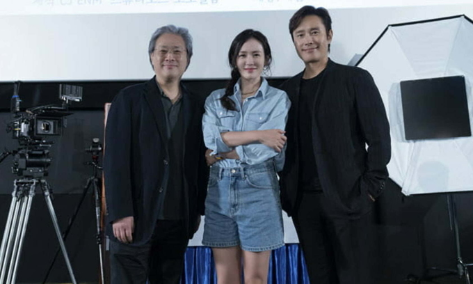 Từ phải qua: Diễn viên Lee Byung Hun, Son Ye Jin, đạo diễn Park Chan Wook. Ảnh: CJ ENM