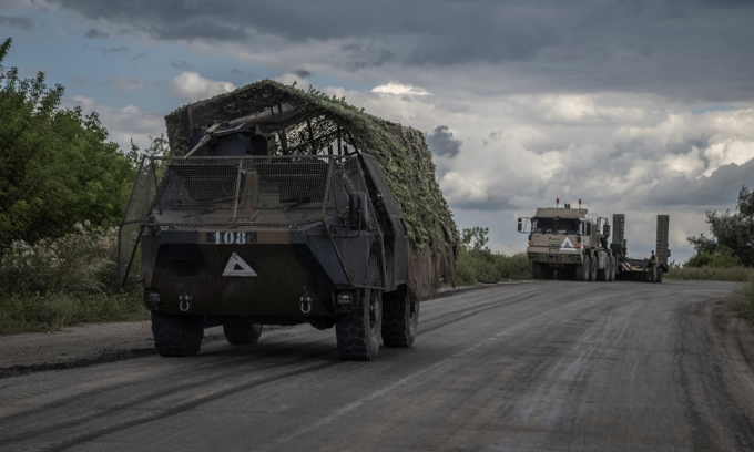 Xe quân sự Ukraine di chuyển ở tỉnh Sumy giáp tỉnh Belgorod hôm 11/8. Ảnh: Reuters