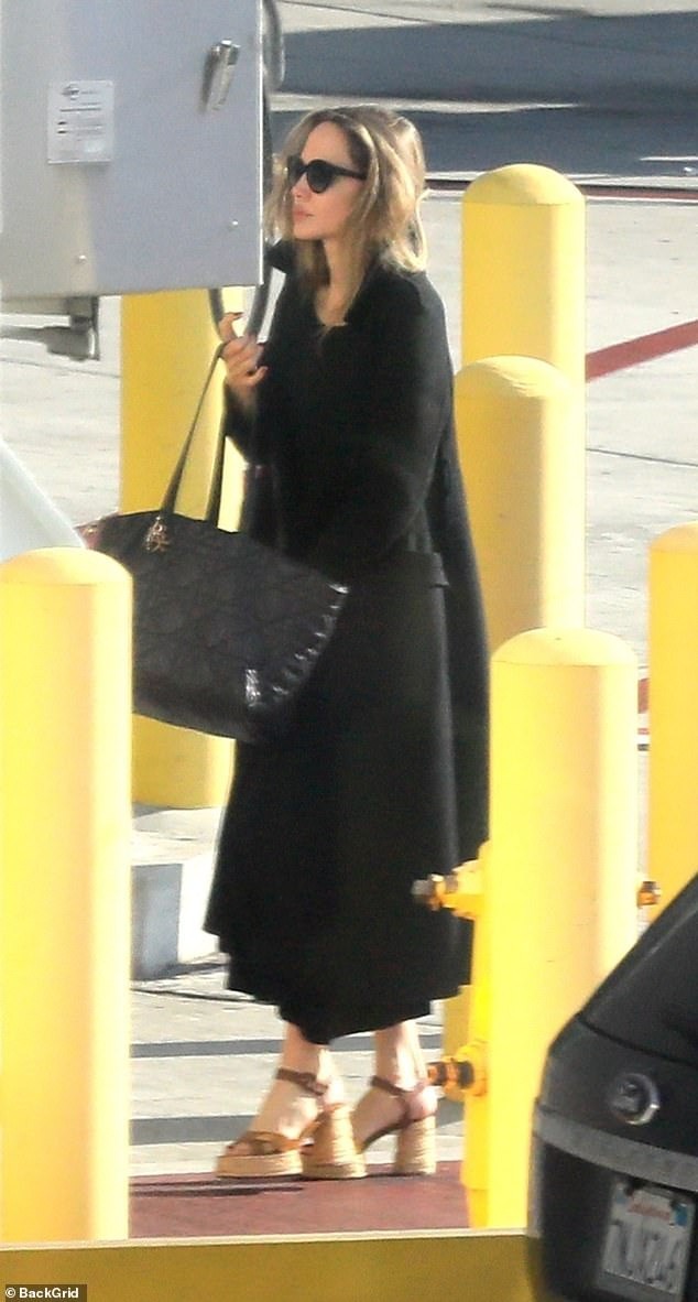 Angelina Jolie xuất hiện một mình tại sân bay quốc tế Los Angeles. Ảnh: BackGird.